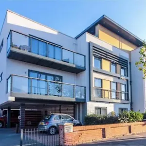Charming 2-bed In Christchurch Christchurch (Dorset)